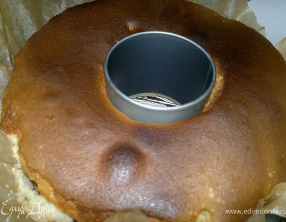 Шарлотка вышла более воздушная, как бисквит, думаю крахмал сыграл свою роль. P.s. бока моего пирога прилипли к бумаге, оказалась плохая бумага, пора покупать силиконовые формы. И верх пирога ( перерумянился, приноравливаюсь к выпечке в аэрогриле