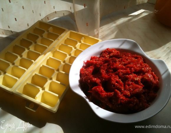 Подготовить мякоть и формы для льда.