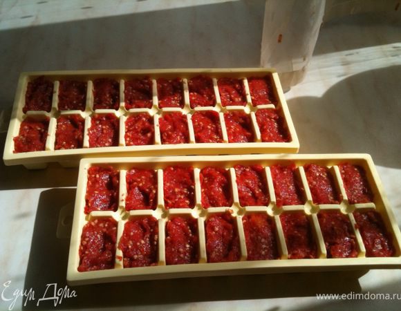 Каждую ячейку формы наполнить томатной массой и добавить немного воды - примерно 1 чайную ложку.