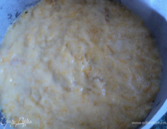 Персиковое пюре взбить миксером, постепенно добавляя распущенный желатин ( 25гр), до побеления и увеличения массы. Как только масса начнет желироваться, выложить ее равномерным слоем на основу ( чтобы слой персикового крема был выше, в следующий раз увеличу количество персиков в два раза ).Поставит форму в холодильник.