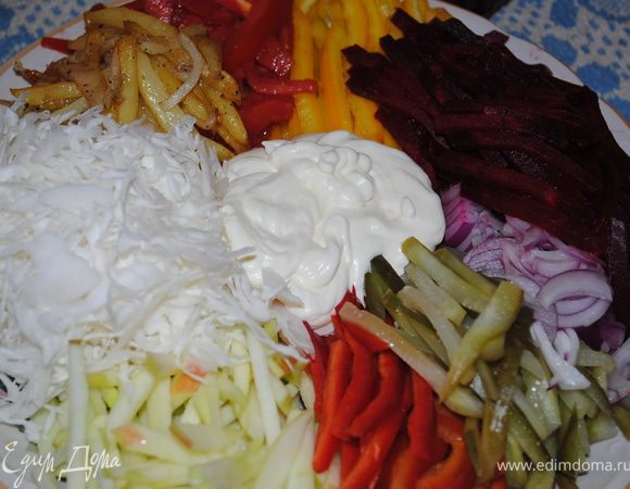 Все ингридиенты режем соломкой, выкладываем на тарелку по кругу, в средину наливаем майонез, только яблоко надо сбрызнуть лимоном, а картошку нарезать соломкой и пожарить.