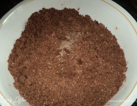 Смешать муку, какао, сахар, ванильный сахар, добавить порезанное кусочками сливочное масло комнатной температуры.                                                                                               
Руками растереть масло с мукой , чтобы получилась шоколадная крошка. Поставить в холодильник на 15-20мин.
