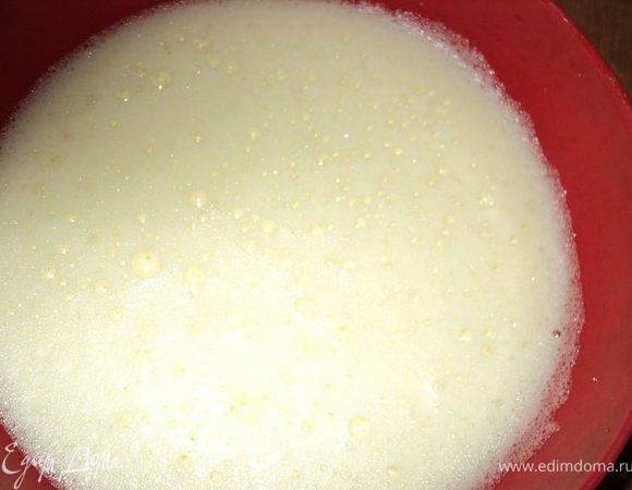 Взбить  яйца с сахаром.