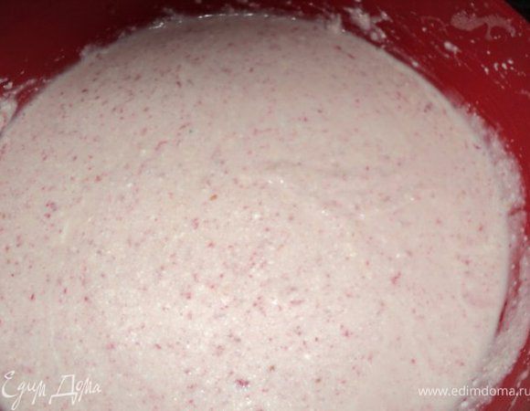 Творог смешать со сметаной, добавить соль, манку, взбитые с сахаром яйца, перемешать. Разделить массу на 2 части. 
В одну часть творожной массы добавить измельченную малину.
