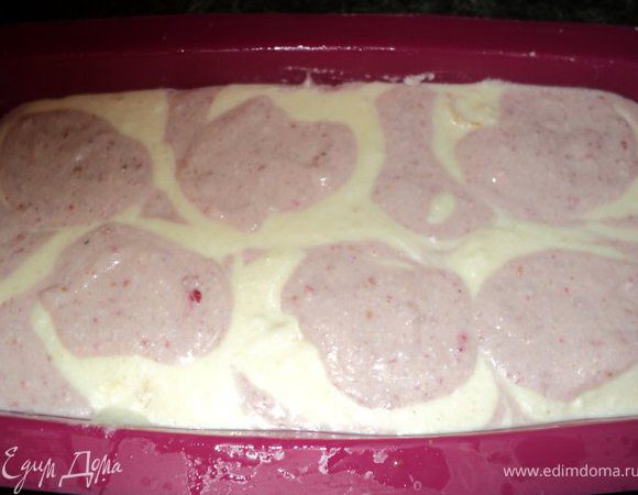 Затем выложить в шахматном порядке по ложке творожной массы разного цвета ( как в пироге «зебра» ). Сверху посыпать шоколадной крошкой.