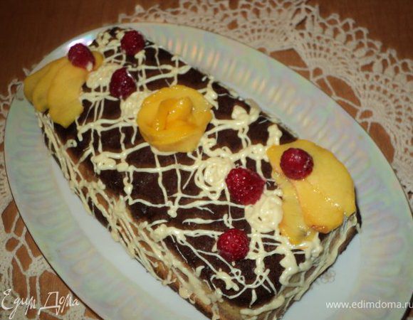 Для украшения поломанный на кусочки шоколад положить в  целлофановые пакетики, отдельно белый и черный. Завязать уголком, растопить  в микроволновке на макс. мощности 1 мин. Обрезать кончик уголка и украсить сеточкой из шоколада чизкейки. Сверху украсить розочками из ломтиков персика, малиной, листиками мелисы или мяты.