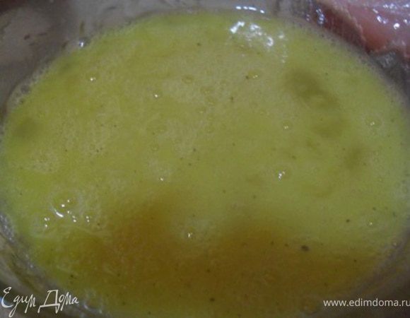 Яйца взбить с солью и перцем.