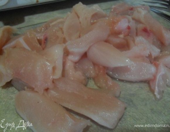 Куриное филе порезать полосочками.