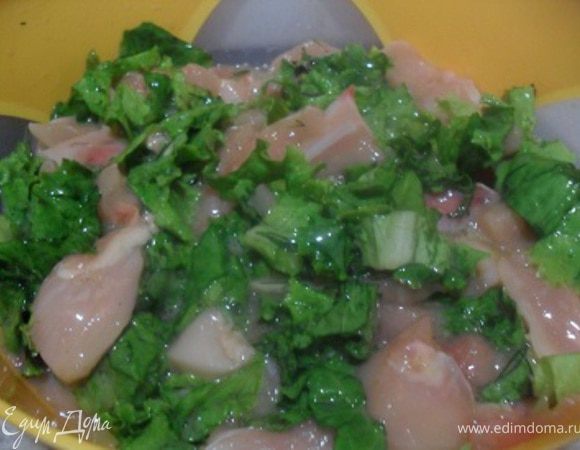 Выложить филе к зелени, перемешать.Влить в массу взбитые яйца, все тщательно перемешать.