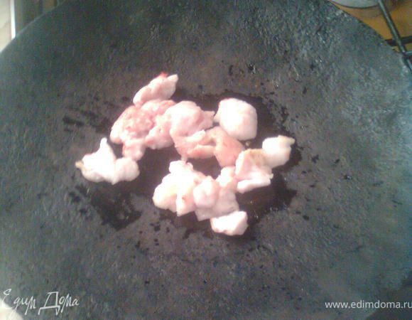 сач кладём на плиту и как разогреется добавляем сало,пусть немного растает