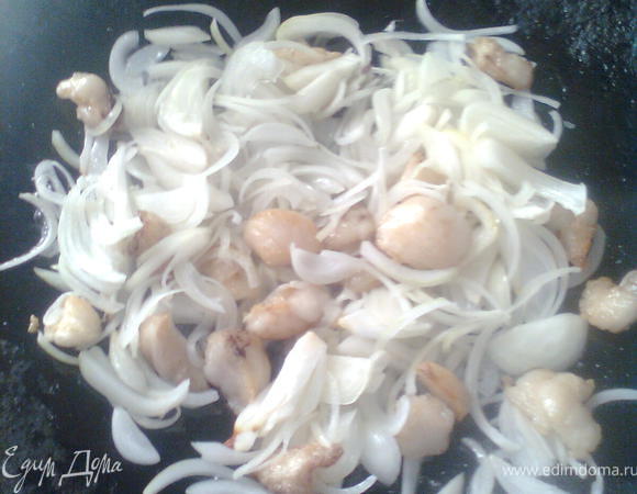 затем добавляем порезанный в длину лук и отправляем туда же