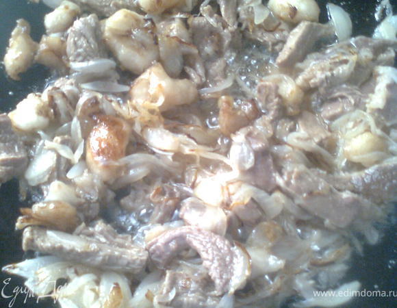 мясо режем так же в длину,отвариваем потом уже добавляем к луку и они жарятся вместе