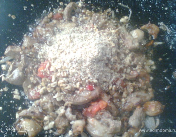 немного спустя добавляем орехи и 2 помидора,для сочности