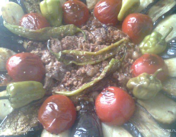 А в конце украшаем блюдо,прожаренными баклажанами и картошкой,ну так как на фото)) Вкус потрясающий))) И гостям очень понравилось) Приятного всем апетита!!!!