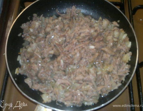 масло отвариваем,рвём на кусочки)) или режем и жарим с луком