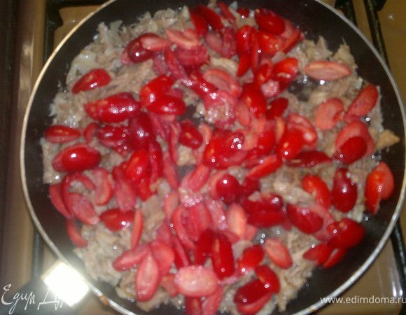 кизил,очищаем от косточек режем и отправляем в мясо,не будем их беспокоить,закрываем крышкой пока они тушатся минут 10