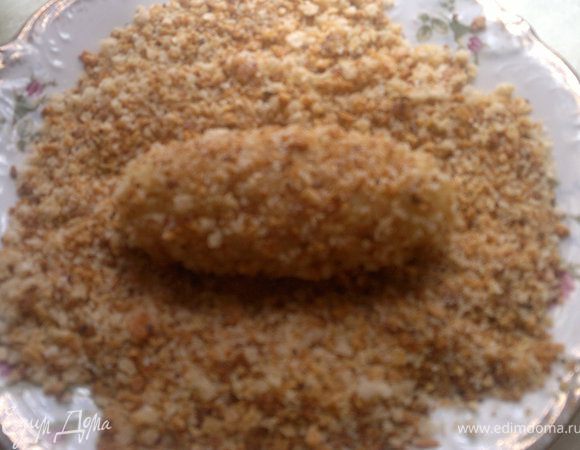 яйца взбиваем, в отдельную тарелку высыпаем сухари,и по два раза обвалакиваем картошки,в начале в яйце а затем в сухарях