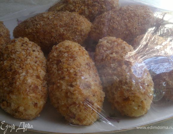 после накрываем картошки пищевой плёнкой и отправляем в холодильник прохладится,пока мы не проголадаемся,на час или два,но мои не выдержали часа))))