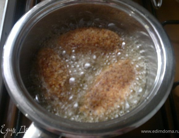 и я их отправила жарится,жарятся они не долго,как подрумянятся ,вынимаем,и они готовятся в обильном растительном масле(как пирожки или киевские)