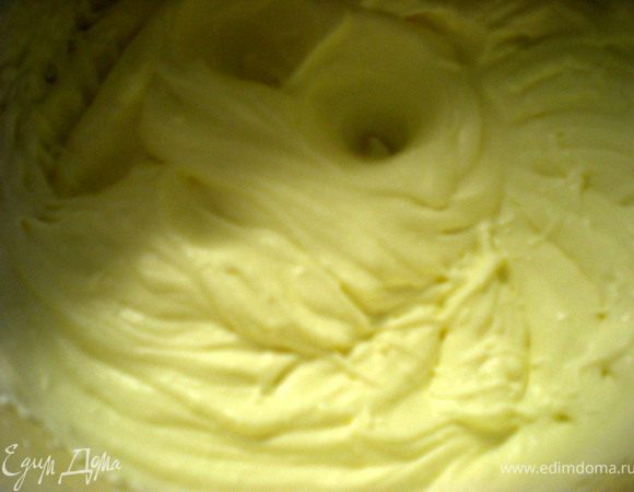 Опустить пластины желатина в холодную воду для набухания.Взбить сливки.