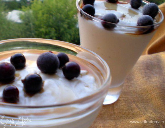 Убрать в холодильник минимум на 4 часа,затем подавать украсив ягодами,вареньем,джемом или полить сиропом.