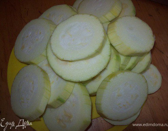 Кабачок помойте, почистите и нарежьте кружочками