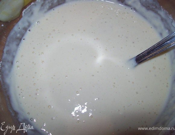 Добавьте в молоко муку и хорошо перемешайте. Консистенция должна быть похожа на густую сметану.