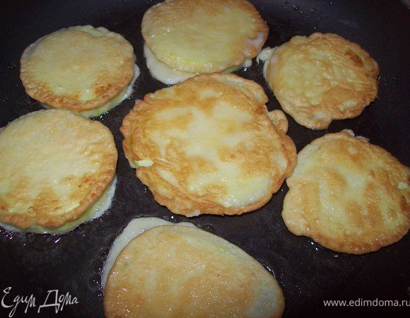 Окуните кабачки в кляр и обжаривайте с двух сторон.