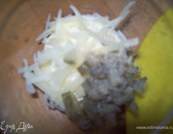 отдельно в миске смешиваем майонез, сыр, маринованные огурцы (можно добавить мелконарезанный лук.. я поросто порезала кольцами и выложила на сэндвич)