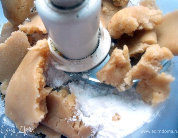 Марципан растереть с сахарной пудрой.