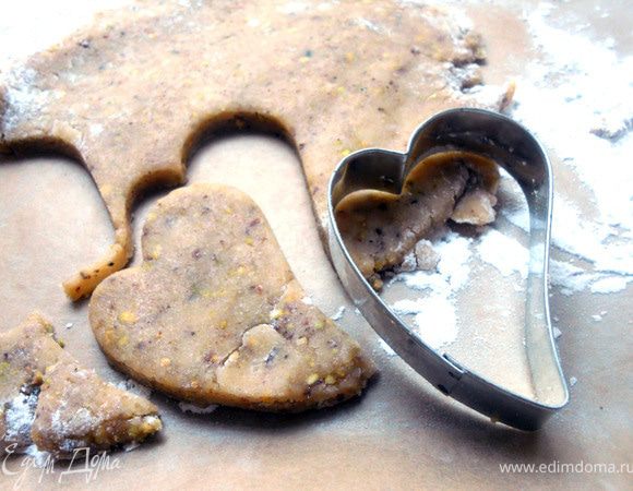 Раскатать марципан толщиной около 1 см ***поверхность предварительно присыпать сахарной пудрой***.