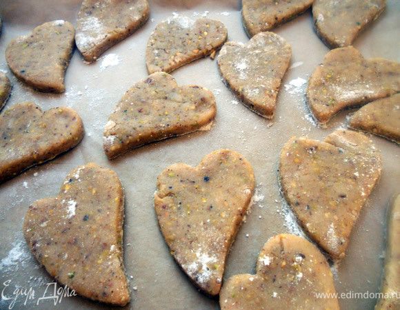 Формочкой вырезать сердца.