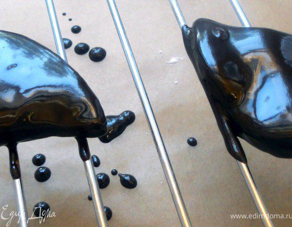 Для глазури растопить на водяной (!) бане шоколад, масло, когда консистенция станет достаточно однородной - добавить какао и ром, размешать до гладкости. ***Рецепт во многом интуитивный, т.к. я в глазури мало что понимаю, но совершенно случайно получилось то что надо - в целом мягкая, но и немного хрустящая***. Марципановые заготовки окунуть в горячий шоколад (я делал с помощью двух вилок, предварительно рекомендую убрать излишки пудры), отправить на решетку, подсохнуть (можно присыпать фисташками). П.С.Для данной порции конфет глазури слишком много, рекомендую брать 150 гр. шоколада. 