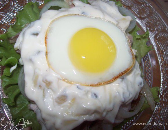 выкладываем яйцо на бутерброд и накрываем второй частью булочки