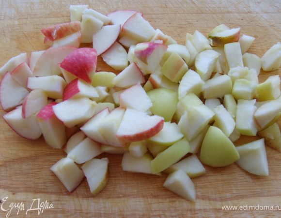 Приготовим начинку: Яблоки режем кубиками