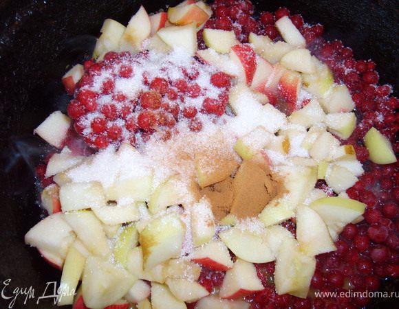 Засыпаем их в кастрюльку, добавляем туда наши ягоды, сахар, масло, корицу, немного потушить, карамелизуем их таким образом