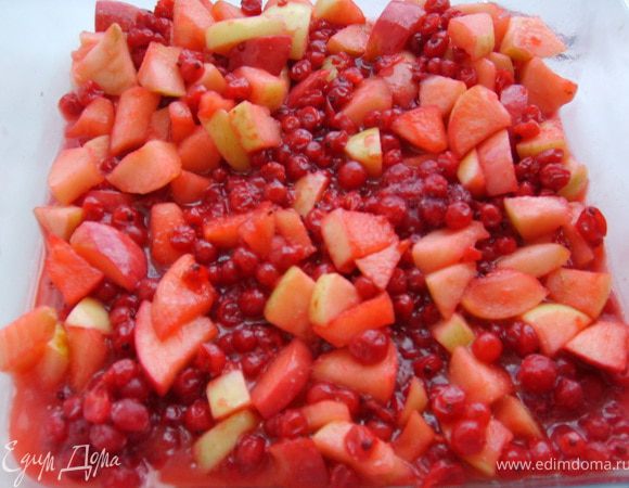 Укладываем начинку в противень  у меня был размером 20 на 20 см.