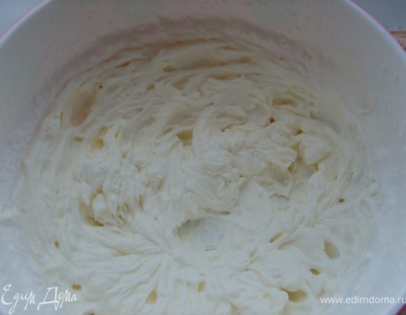 Сливки взбить сахарной пудрой