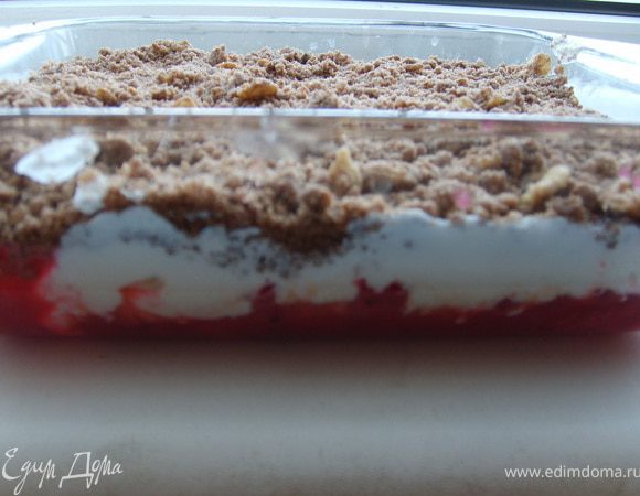 Поверх  ягод выложить сливки и посыпать сверху крошкой