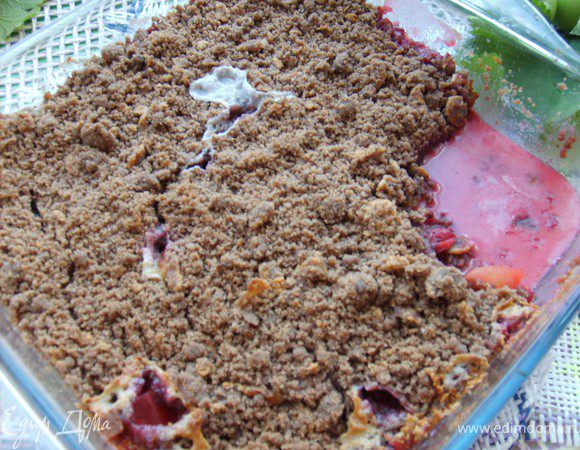 После того, как наш крамбл будет готов, при подаче можно полить сверху выделившимся карамельно-яблочно-смородиновым сиропом, получается очень и даже очень вкуусно!))) Приятного аппетита, Друзья Мои!