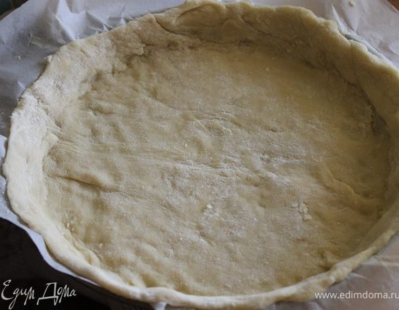 Раскатать тесто, выложить в форму. 