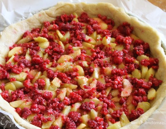 Карамельные яблоки выложить на тесто, добавить малину (у меня свежезамороженная). 