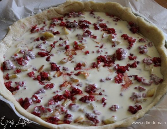 2 яйца немного взбить, и смешать со сметаной, и 2 ст. ложками сахара. Залить этой смесью фруктовую начинку. Если яблоки сладкие, а малина свежая, то сахар в яичную смесь можно не добавлять. У меня яблоки были кисловатые, поэтому я добавила сахар. 