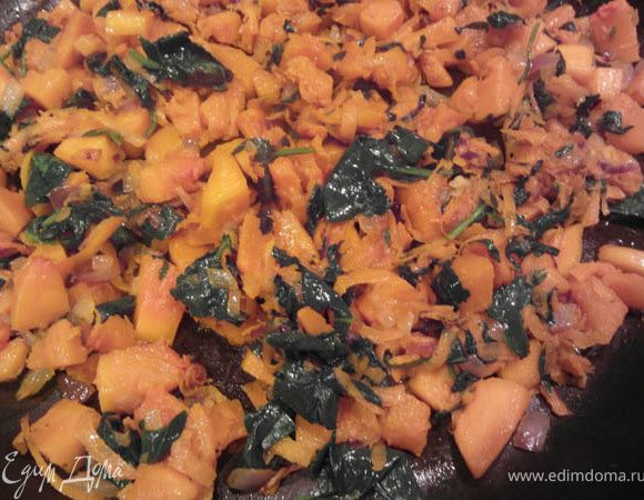 Разогреть 1 ч.л. масла на сковороде, затем добавить нарезанную на кубики тыкву (уменьшить огонь до чуть ниже средней температуры). Жарить около 10 мин или до тех пор, пока тыква слегка подрумянится.

Добавить лук и увеличить огонь до средней температуры. Жарить, до тех пор, пока лук не станет мягче и чуточку должен также подрумяниться (минуты 3).(Я отступила от рецепта, у меня был шпинат свежий, добавила его ( в конце) + 1 морковь). Снять с огня и оставить остывать минут 10-15. 
