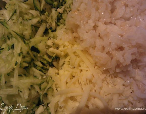 Помыть цукини, отрезать кончики и натереть на крупной терке. Отжать сок над раковиной (я этого не делала, мне показалсь цукини не очень сильно влажным).

Порезать томаты.

Цукини, томаты, рис (уже отваренный), сыр, соль и перец добавить к остывшей тыкве и луку  - все тщательно перемешать. 