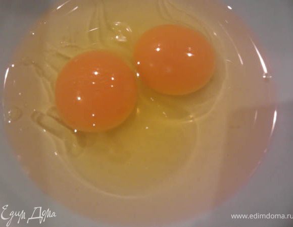 Яйца и масло 30 мл (1 1/2 ст.л.) взбить отдельно. Аккуратно ввести в наше "тесто". Затем добавить сыр Фета. Очень нежно перемешать.