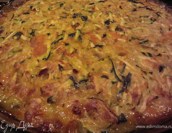 Разогреть духовку до 190 градусов (170 с феном). Массу выложить в формы (формы маффинов, застеленные пекарской бумагой, либо как я в форму побольше и из стекла, посему бумага не потребовалась). Выпекать около  30 - 35 мин (если в форме маффинов), в противном случае мин 40 либо до тех пор пока запеканка не станет золотисто-коричневая. Приятного аппетита!