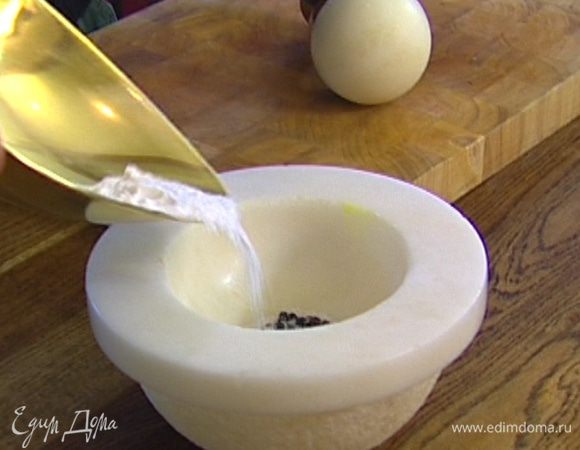 Можжевельник, перец горошком, 1 ч. ложку соли и 1 ч. ложку сахарной пудры растереть в ступке.