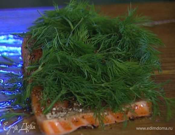 Семгу обмакнуть в джин, затем натереть со всех сторон растертыми специями, обложить веточками укропа, завернуть в пищевую пленку и оставить на день-два мариноваться в холодильнике.