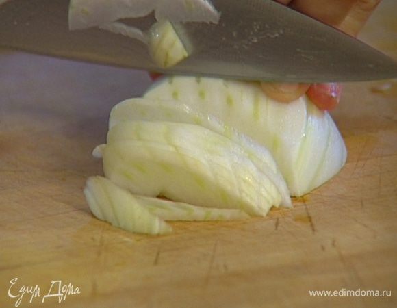 Яблоко и фенхель нарезать тонкими ломтиками.